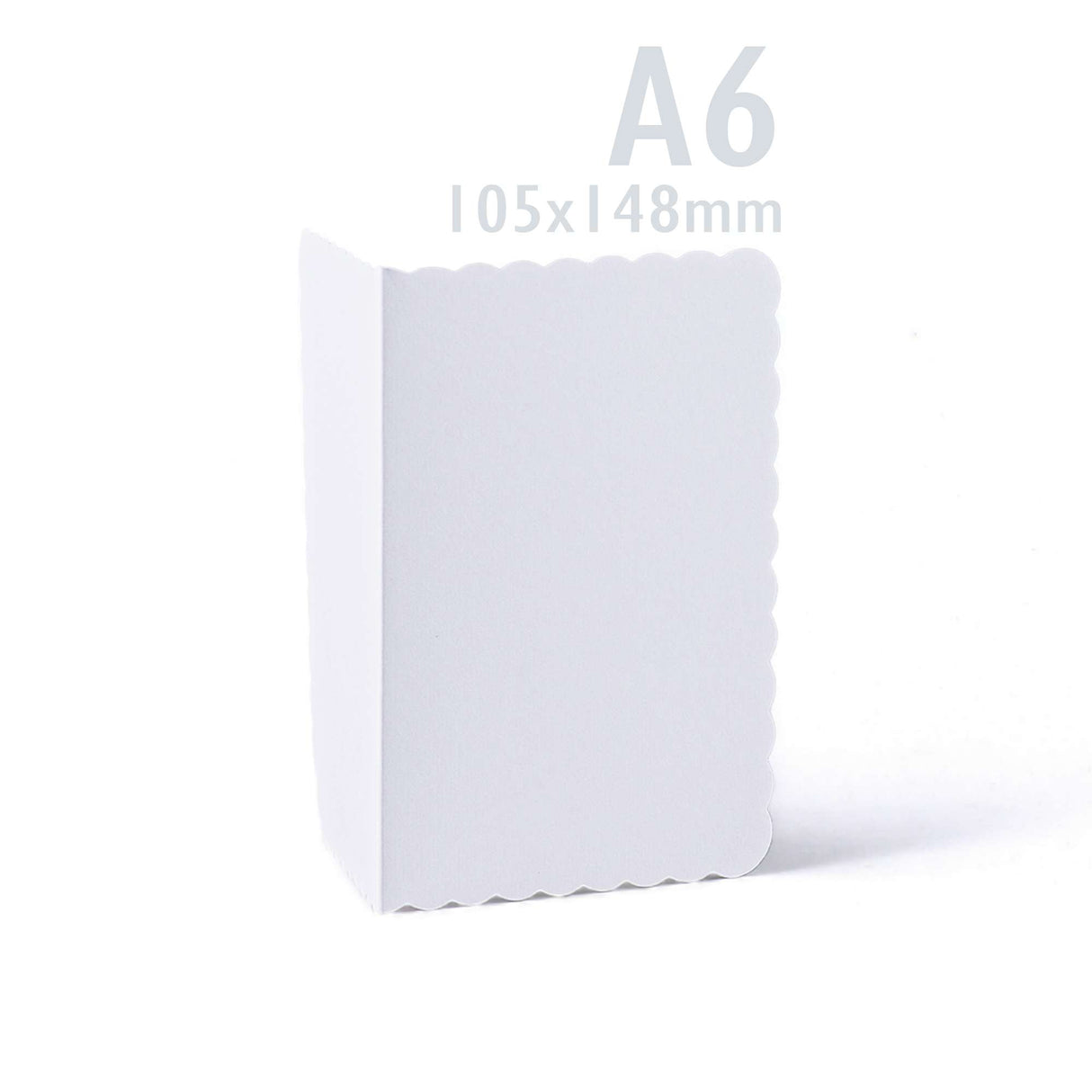 Weiße Karten und Briefumschläge mit Wellenrand – Packung