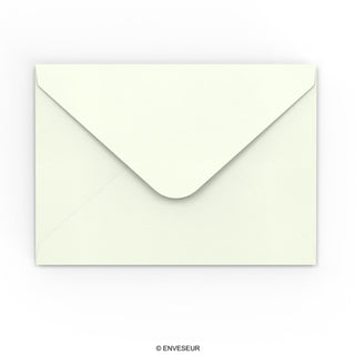 Milchweiße gehämmerte Briefumschläge