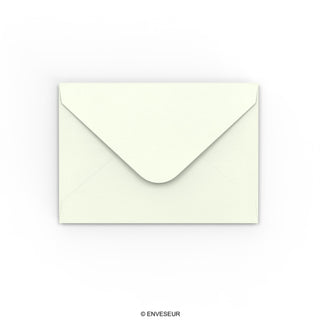 Milchweiße gehämmerte Briefumschläge