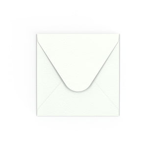 Weißer Briefumschlag mit Hammerschlagstruktur 110x100 mm