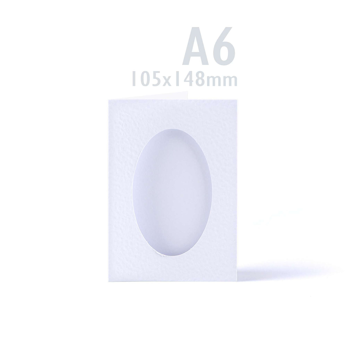 Weiße, dreifach gefaltete Karten mit gehämmerter Struktur und ovalem Ausschnitt – Packung