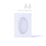 Weiße, dreifach gefaltete Karten mit gehämmerter Struktur und ovalem Ausschnitt – Packung