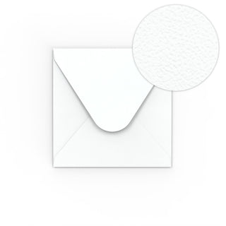 Weißer Briefumschlag mit Hammerschlagstruktur 110x100 mm